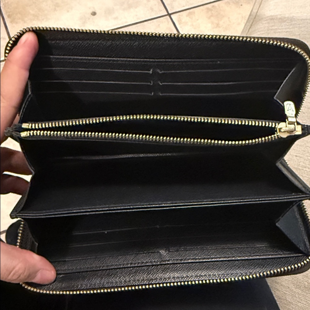 Louis Vuitton Monogram Giant Pattern Coated Canvas Zippy Wallet - Picture 3 of 9